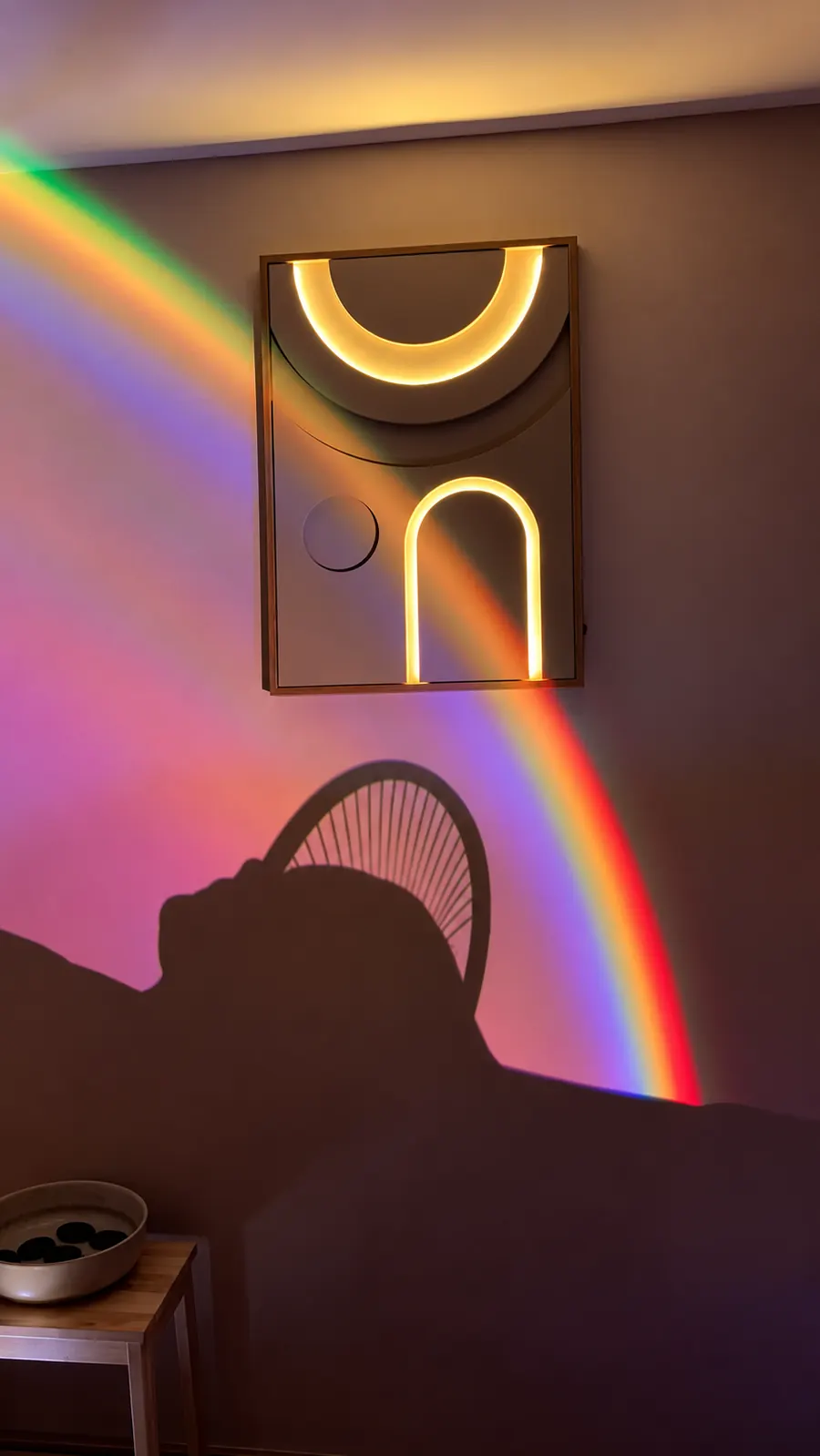 L'arche du head spa en ombre chinoise sous un arc-en-ciel