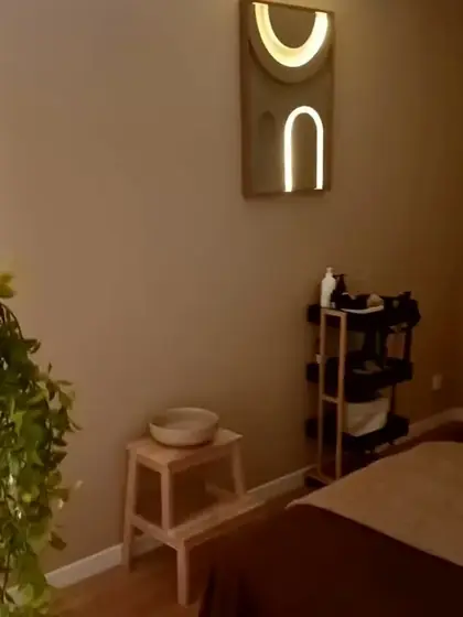 Table de soin sous l'applique lumineuse en forme de lune