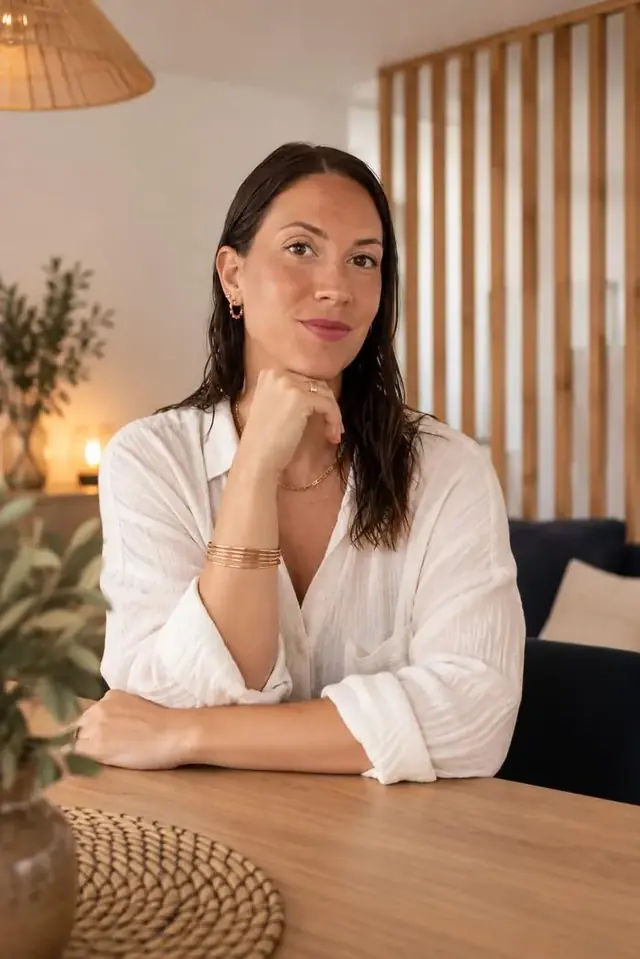Portrait de la praticienne, chemise blanche, souriante