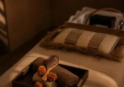 Plateau avec serviettes roulées, brosse en bois et œillets d'Inde